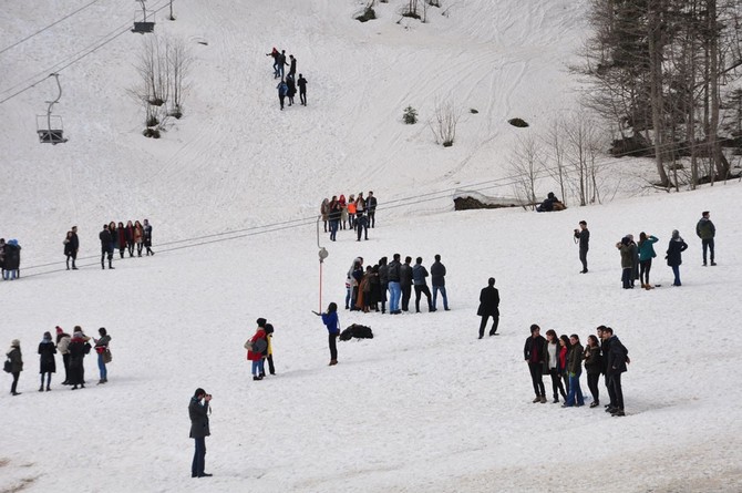 artvin’de-5.-geleneksel-kar-senligi-renkli-goruntulere-sahne-oldu-(7).jpg