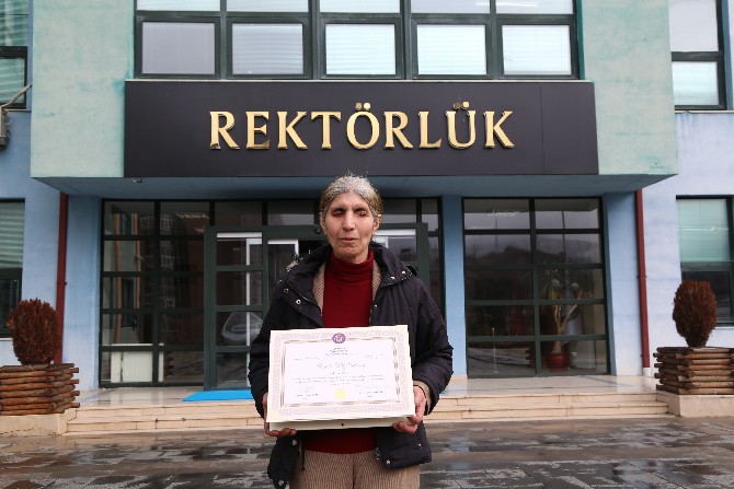 artvin’de-51-yasindaki-suheyla-kose-gorme-engeline-ragmen-universite-egitimini-tamamladi-(4).jpg