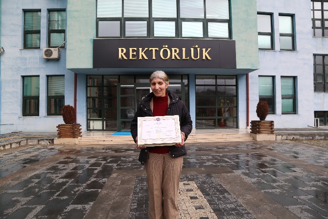 artvin’de-51-yasindaki-suheyla-kose-gorme-engeline-ragmen-universite-egitimini-tamamladi-(5).jpg