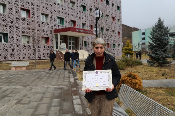 artvin’de-51-yasindaki-suheyla-kose-gorme-engeline-ragmen-universite-egitimini-tamamladi-(6).jpg