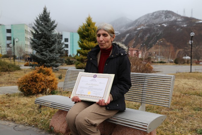 artvin’de-51-yasindaki-suheyla-kose-gorme-engeline-ragmen-universite-egitimini-tamamladi-(8).jpg