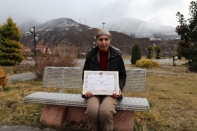 artvin’de-51-yasindaki-suheyla-kose-gorme-engeline-ragmen-universite-egitimini-tamamladi-(9).jpg