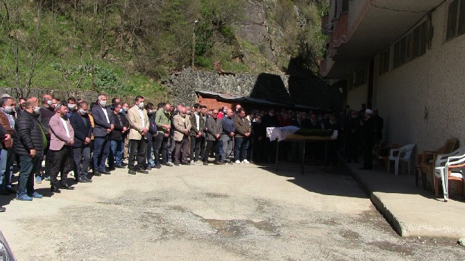 artvin’de-asansore-sikisan-kadin-hayatini-kaybetti-(4).jpg