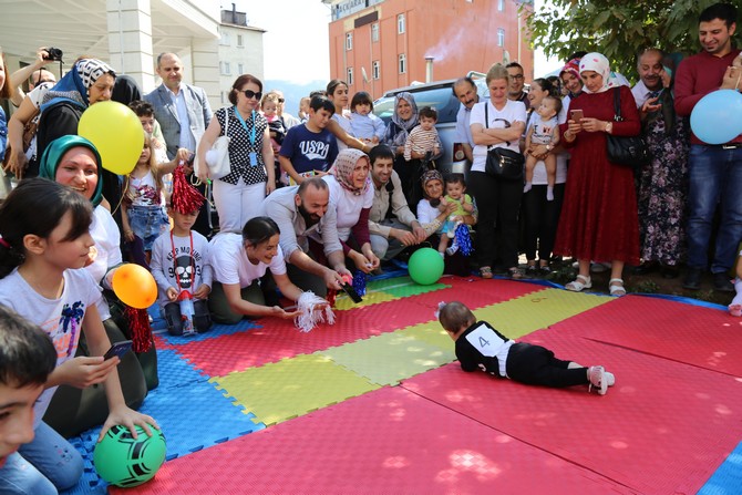 artvin’de-bebekler-arasi-emekleme-yarismasi-yapildi-(2).jpg