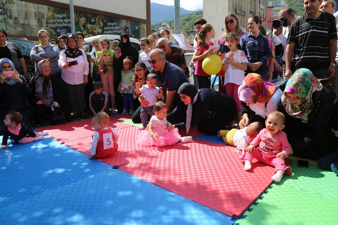 artvin’de-bebekler-arasi-emekleme-yarismasi-yapildi-(3).jpg