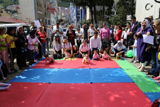 artvin’de-bebekler-arasi-emekleme-yarismasi-yapildi-(5).jpg