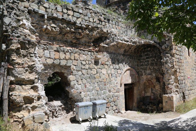 artvin’de-bin-100-yillik-kilisenin-onune-yapilmak-istenen-tuvalet-tartisma-konusu-oldu-(6).jpg