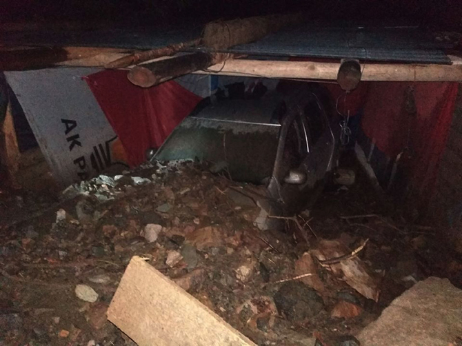 artvin’de-etkili-olan-saganak-nedeniyle-bazi-ev-ve-araclar-zarar-gordu..jpg