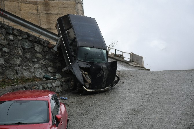 artvin’de-freni-patlayan-arac-kaza-yapti-(1).jpg