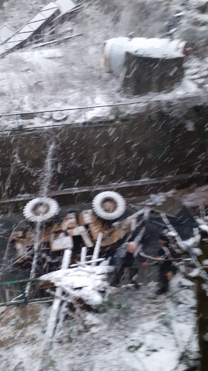 artvin’de-is-makinesi-dereye-dustu,-operator-hayatini-kaybetti-(2).jpg