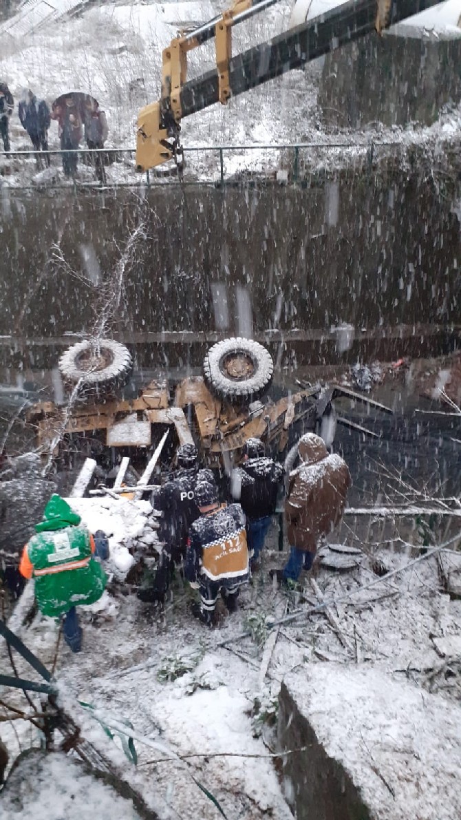 artvin’de-is-makinesi-dereye-dustu,-operator-hayatini-kaybetti-(3).jpg