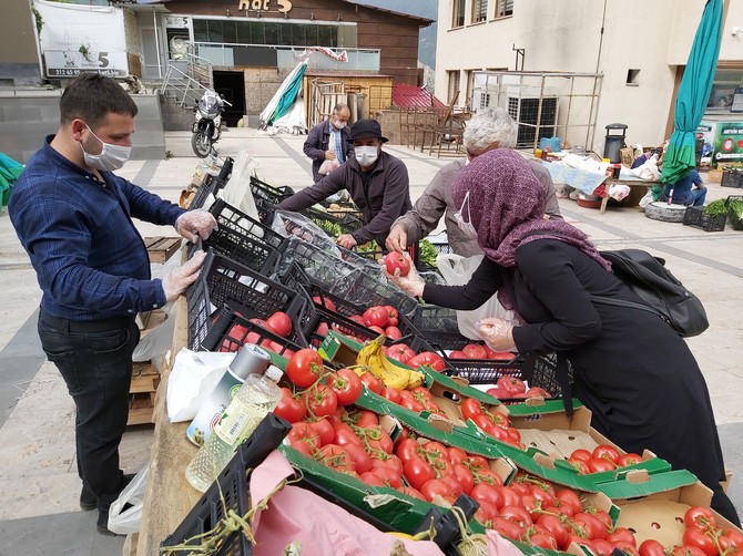 artvin’de-koronavirus-nedeniyle-kapatilan-halk-pazari-yeniden-acildi-(3).jpg