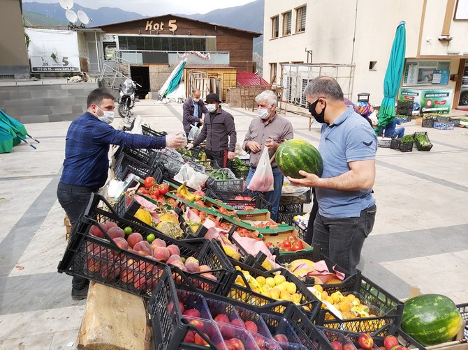 artvin’de-koronavirus-nedeniyle-kapatilan-halk-pazari-yeniden-acildi-(4).jpg