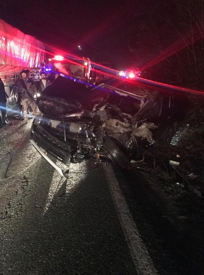 artvin’de-ozel-harekat-polislerini-tasiyan-arac-tir’la-carpisti-6-yarali-(1).jpg