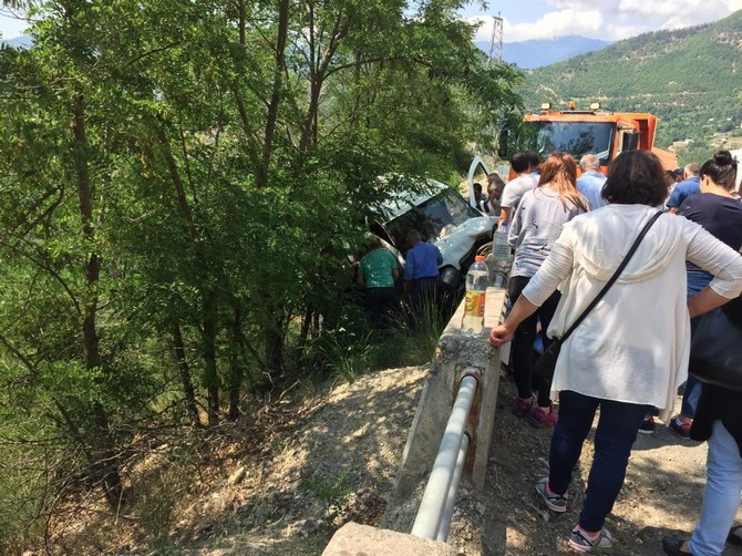artvin’de-trafik-kazasi-1-olu,-6-yarali-(2).jpg
