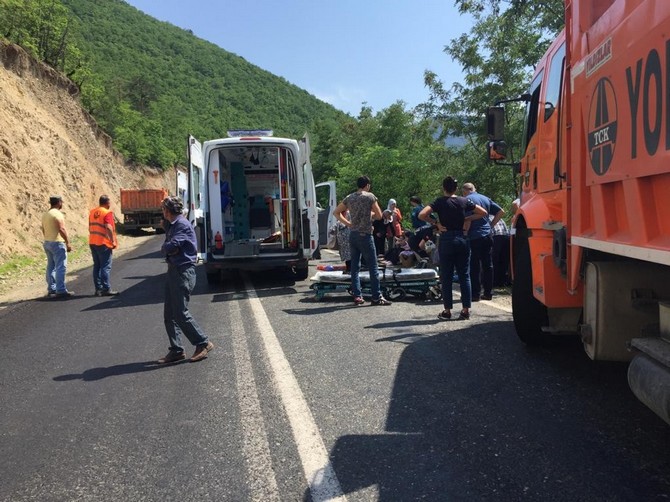 artvin’de-trafik-kazasi-1-olu,-6-yarali-(5).jpg