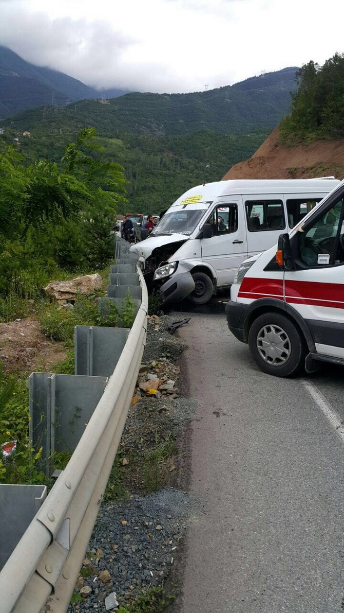 artvin’de-trafik-kazasi-9-yarali-(7).jpg