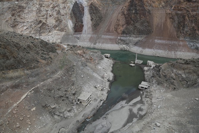 artvin’de-yagislarin-az-olmasi-ile-baraj-sulari-cekildi-asirlik-koy-ortaya-cikti-(4).jpg