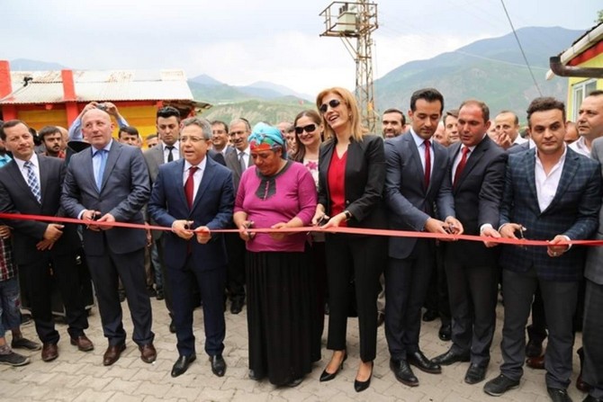 artvin’in-ardanuc-ilcesinde-vatandaslar-turist-cekmek-icin-evleri-rengarenk-boyadilar-(1).jpg