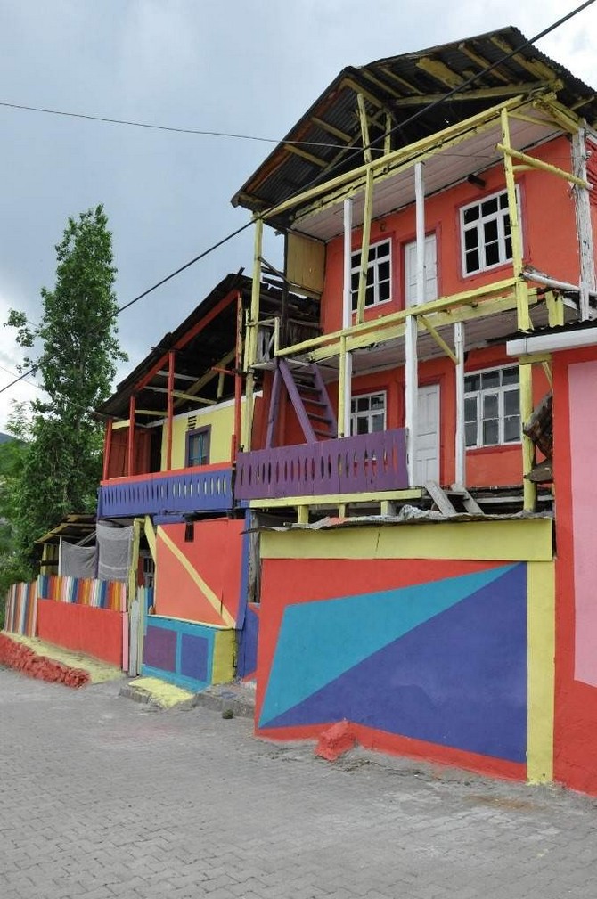 artvin’in-ardanuc-ilcesinde-vatandaslar-turist-cekmek-icin-evleri-rengarenk-boyadilar-(2).jpg
