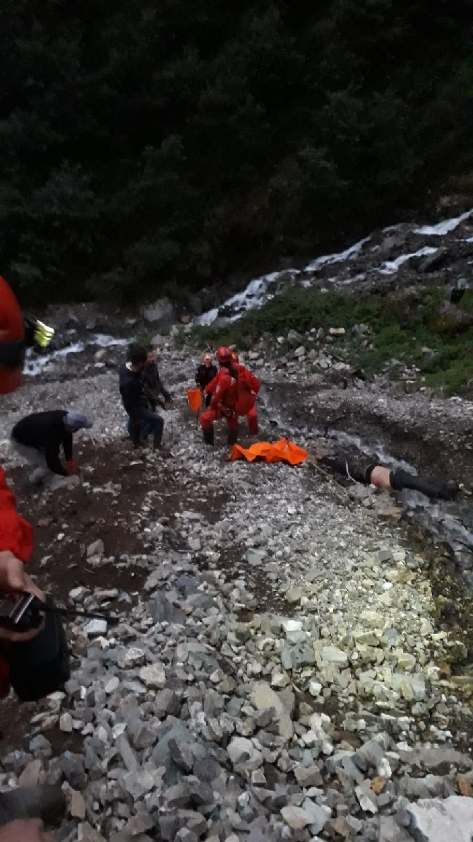 artvin’in-arhavi-ilcesinde-enerji-nakil-hatti-ceken-iki-isci-kablo-makaralarinin-kopmasi-sonucu-300-metrelik-ucuruma-duserek-hayatlarini-kaybetti-(4).jpg