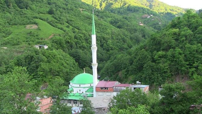 artvin’in-borcka-ilcesi-guresen-koyunde-vatandaslar,-cami-minaresinin-altindan-yapilan-tuneli-kullanarak-evlerine-gidiyor-(3).jpg