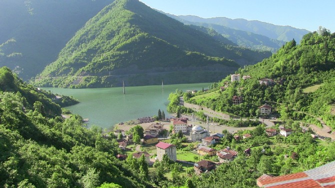 artvin’in-borcka-ilcesi-guresen-koyunde-vatandaslar,-cami-minaresinin-altindan-yapilan-tuneli-kullanarak-evlerine-gidiyor-(5).jpg
