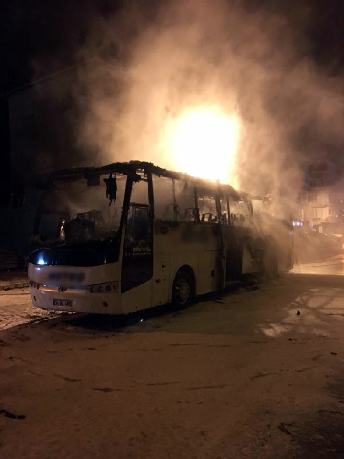 artvin’in-hopa-ilcesinde-bir-yolcu-otobusu-alev-alarak-yandi.-aracta-bulunan-iki-sofor-ve-3-yolcu,-muavinin-dikkati-sayesinde-yanmaktan-son-anda-kurtuldu-(1).jpg