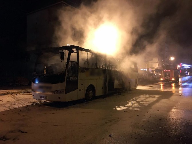artvin’in-hopa-ilcesinde-bir-yolcu-otobusu-alev-alarak-yandi.-aracta-bulunan-iki-sofor-ve-3-yolcu,-muavinin-dikkati-sayesinde-yanmaktan-son-anda-kurtuldu-(3).jpg