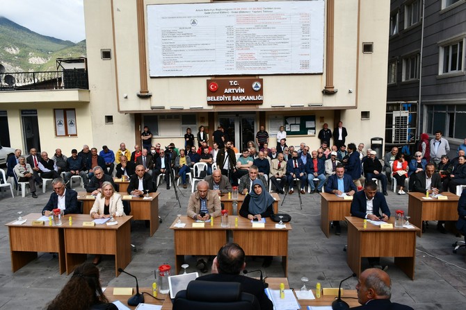 artvin-belediyesi-meclis-toplantisini-sokakta-yapti-2.jpg