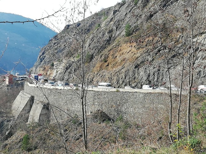 artvin-borcka-karayolunda-heyelan-(6).jpg