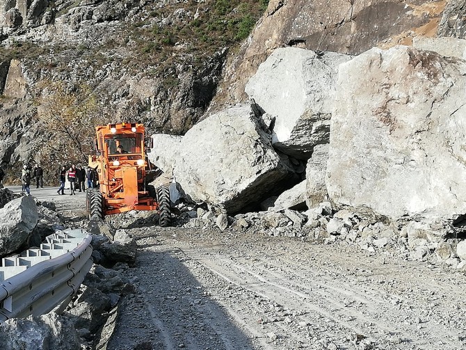 artvin-borcka-karayolunda-heyelan-(8).jpg