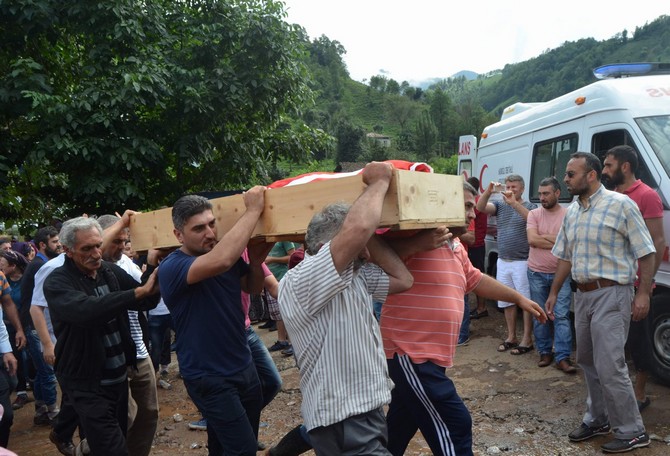 artvin-cenazeleri-topraga,-acisini-kalbine-gomdu-(2).jpg