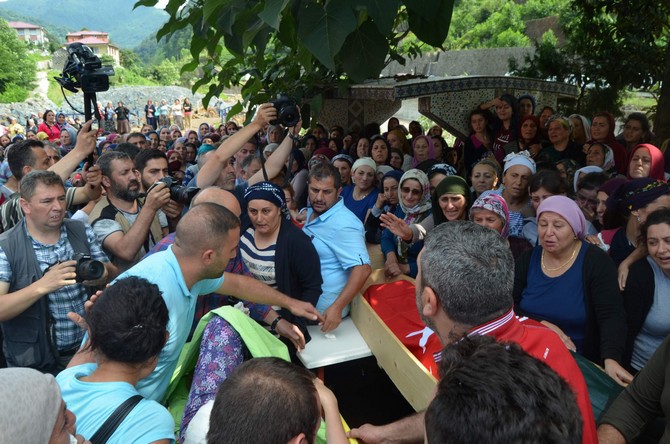 artvin-cenazeleri-topraga,-acisini-kalbine-gomdu-(3).jpg