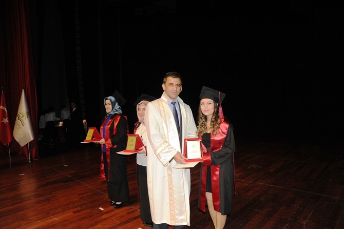 artvin-coruh-universitesinde-mezuniyet-coskusu-(2).jpg