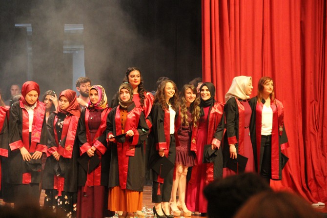 artvin-coruh-universitesinde-mezuniyet-coskusu-(4).jpg