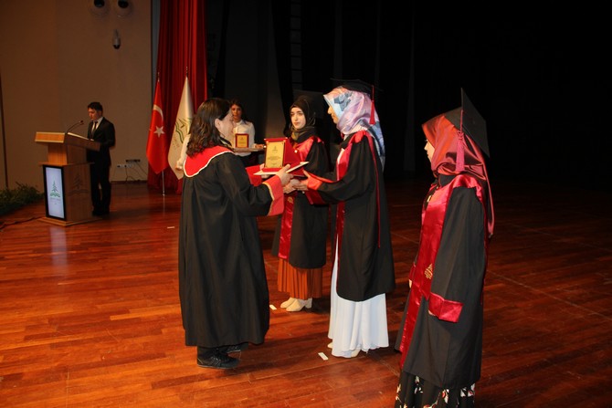 artvin-coruh-universitesinde-mezuniyet-coskusu-(5).jpg