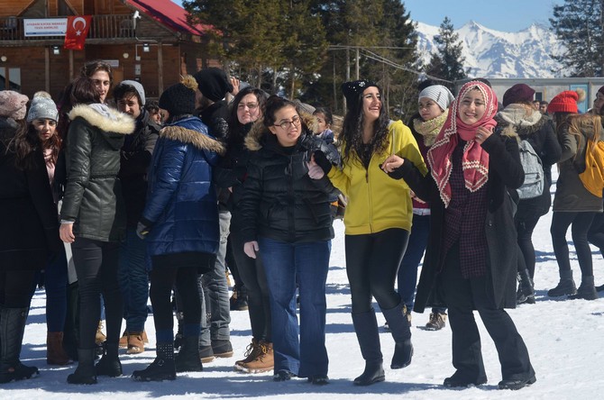 artvin-coruh-universitesinin-kurulusunun-10.-yil-kutlamalari-kapsaminda-kar-senligi-etkinligi-duzenlendi-(4).jpg