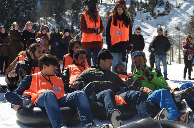 artvin-coruh-universitesinin-kurulusunun-10.-yil-kutlamalari-kapsaminda-kar-senligi-etkinligi-duzenlendi-(6).jpg