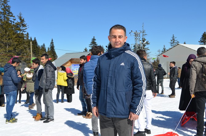 artvin-coruh-universitesinin-kurulusunun-10.-yil-kutlamalari-kapsaminda-kar-senligi-etkinligi-duzenlendi-(8).jpg