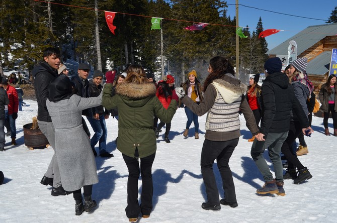 artvin-coruh-universitesinin-kurulusunun-10.-yil-kutlamalari-kapsaminda-kar-senligi-etkinligi-duzenlendi-(9).jpg