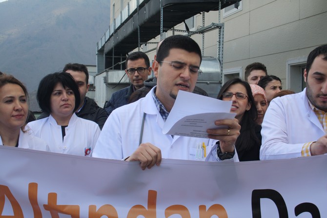 artvin-devlet-hastanesi-doktorlarindan-cerattepe-eylemlerine-destek-(1).jpg