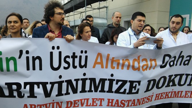 artvin-devlet-hastanesi-doktorlarindan-cerattepe-eylemlerine-destek-(3).jpg