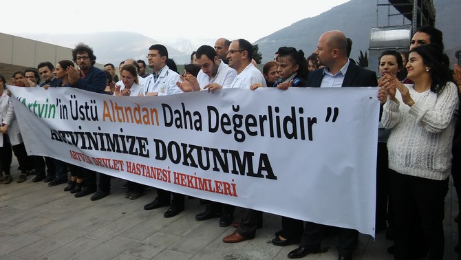 artvin-devlet-hastanesi-doktorlarindan-cerattepe-eylemlerine-destek-(5).jpg