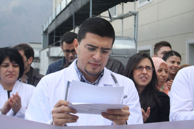 artvin-devlet-hastanesi-doktorlarindan-cerattepe-eylemlerine-destek-1.jpg artvin-devlet-hastanesi-doktorlarindan-cerattepe-eylemlerine-destek-1.jpg