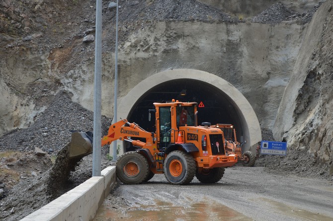 artvin-erzurum-kara-yolunda-heyelan-(2).jpg