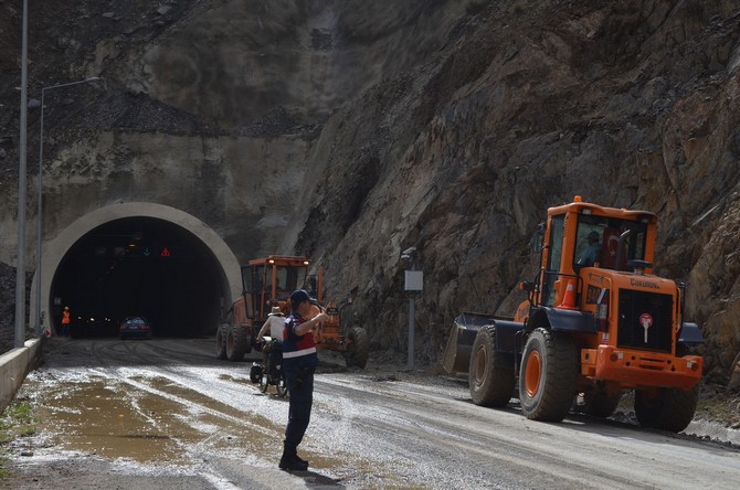 artvin-erzurum-kara-yolunda-heyelan-(4).jpg