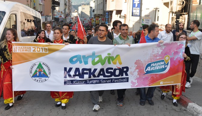 artvin-kafkasor-festivali-bogali-kortej-yuruyusu-ile-basladi-(7).jpg
