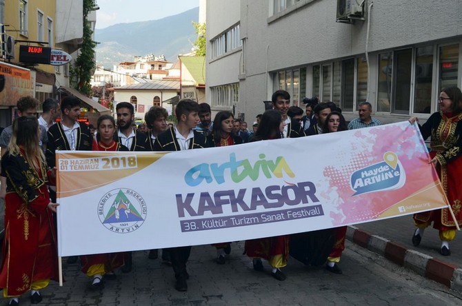 artvin-kafkasor-festivali-bogali-kortej-yuruyusu-ile-basladi-(9).jpg