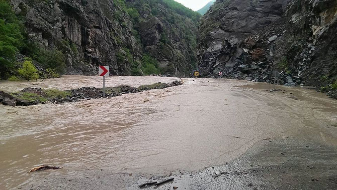 artvin-savsat-karayolu-asiri-yagislar-nedeniyle-kapandi1.jpg